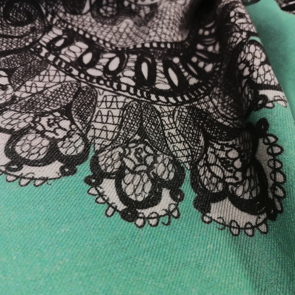 BRUCLE Foulard doux en modal et cachemire, menthe avec des décorations noires et blanches