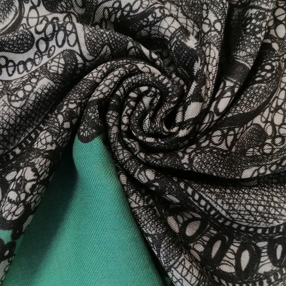 BRUCLE Foulard aus weichem Modal und Kaschmir, mint mit schwarz-weißen Verzierungen