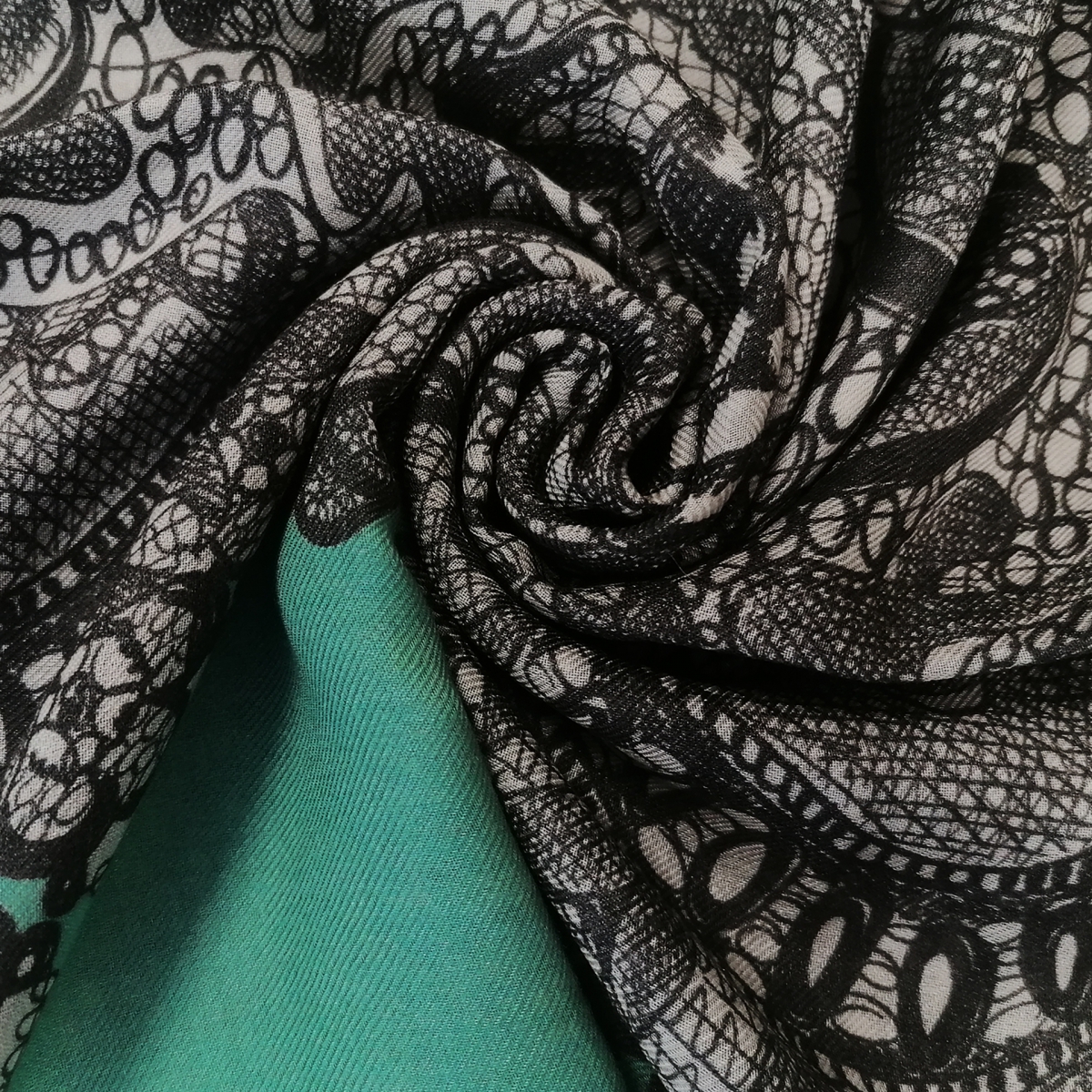BRUCLE Foulard doux en modal et cachemire, menthe avec des décorations noires et blanches