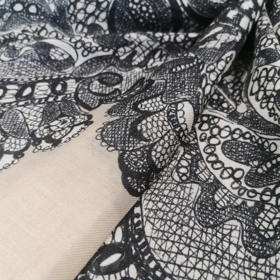 BRUCLE Morbido foulard in modal e cachemire, color crema con decorazioni bianco e nero