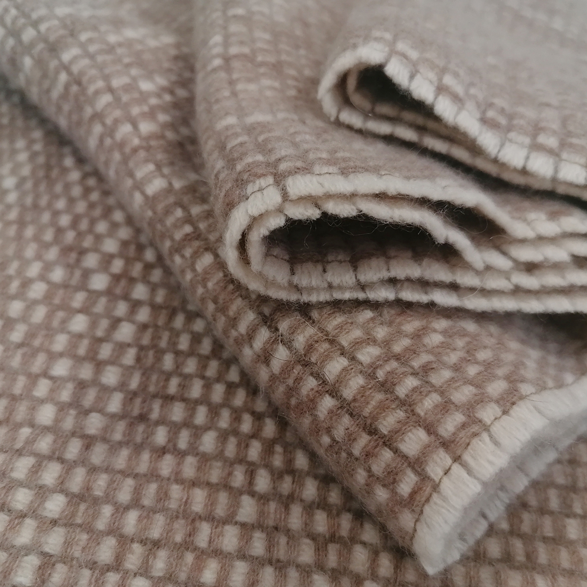 BRUCLE Cashmere scarf with woven pattern, beige and white