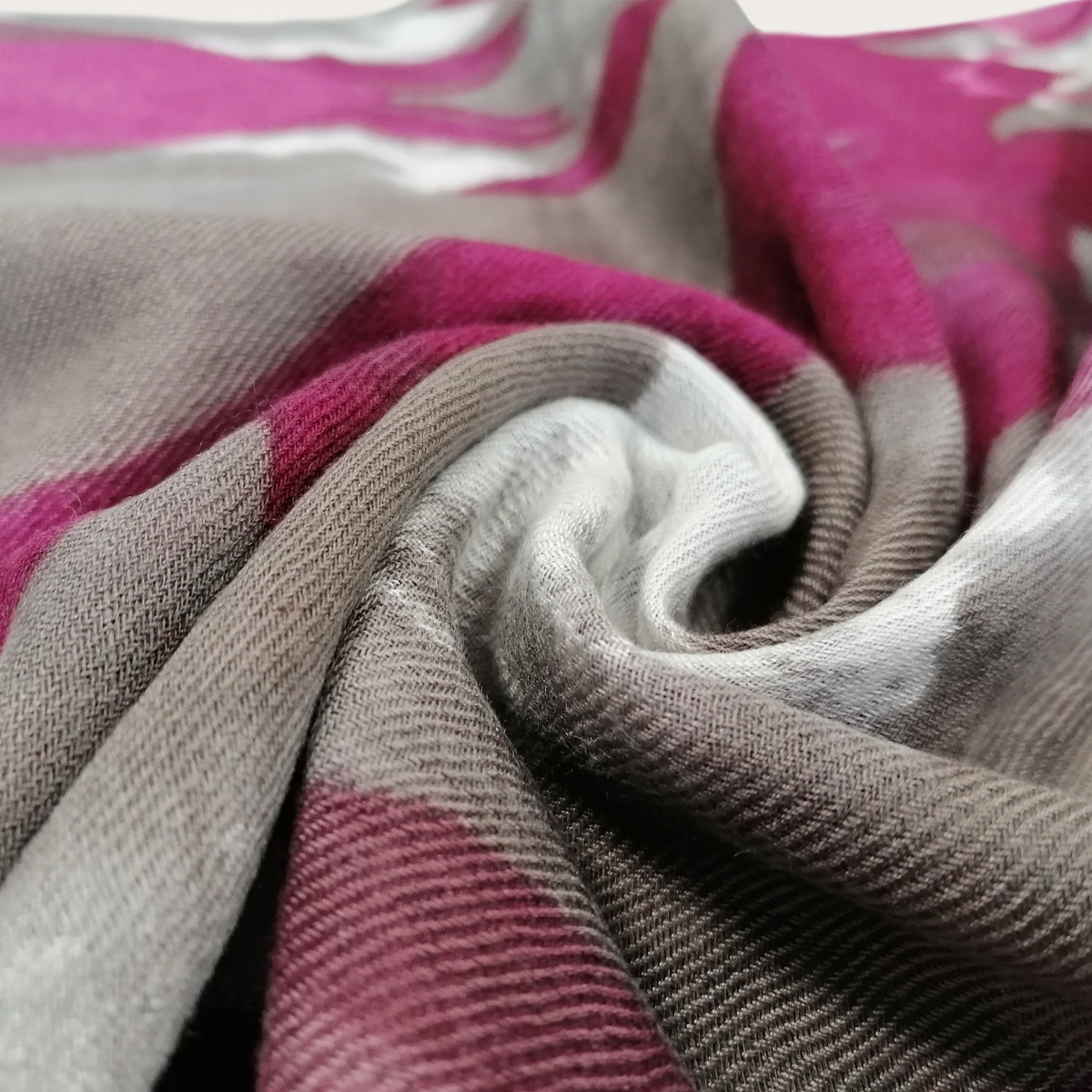 BRUCLE Echarpe légère en laine, motif gris, blanc et fuchsia