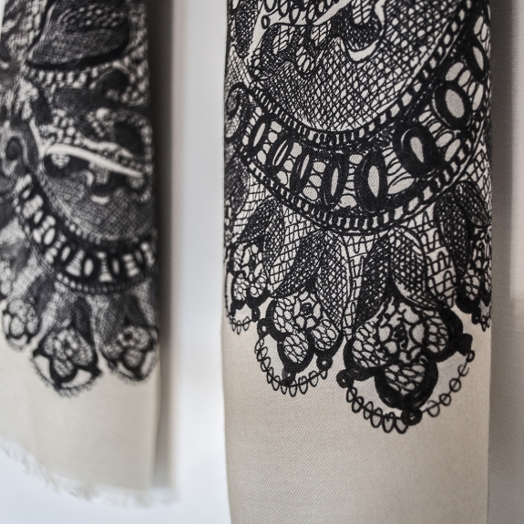 BRUCLE Foulard aus weichem Modal und Kaschmir, creme farben mit schwarz-weißen Verzierungen