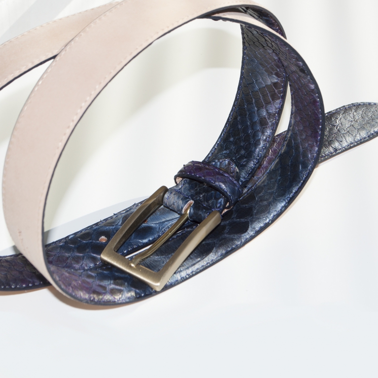 Cintura in pitone tamponata a mano con fibbia satinata oro nickel free, blu e viola