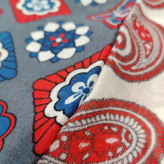 Schurwollschal mit paisley-muster