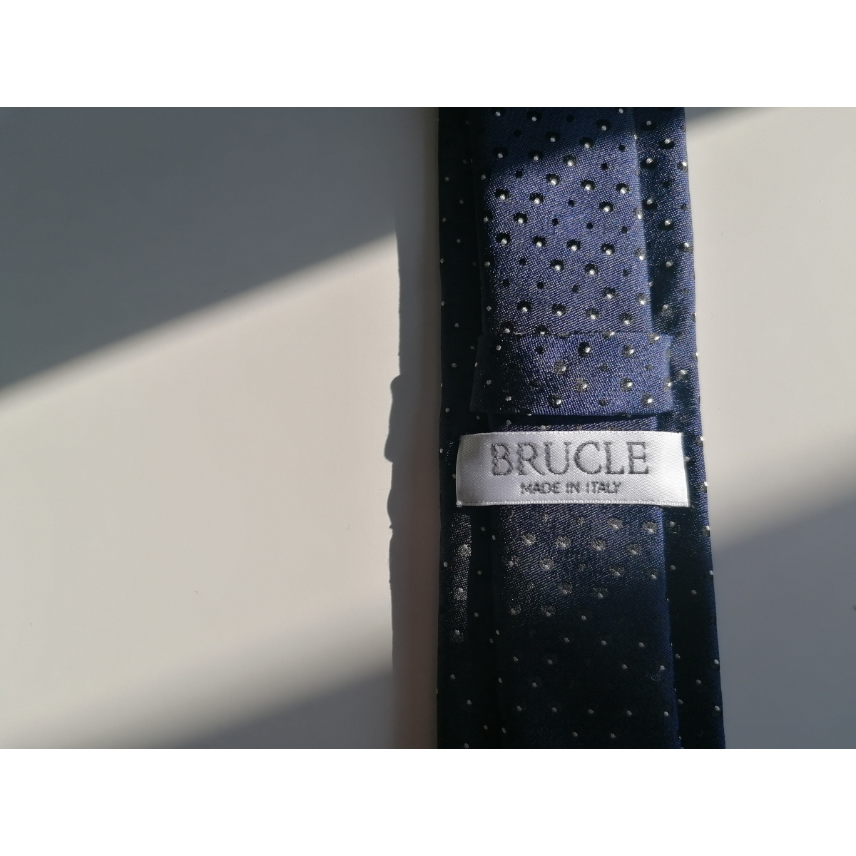 Cravate bleue faux pois en soie jacquard