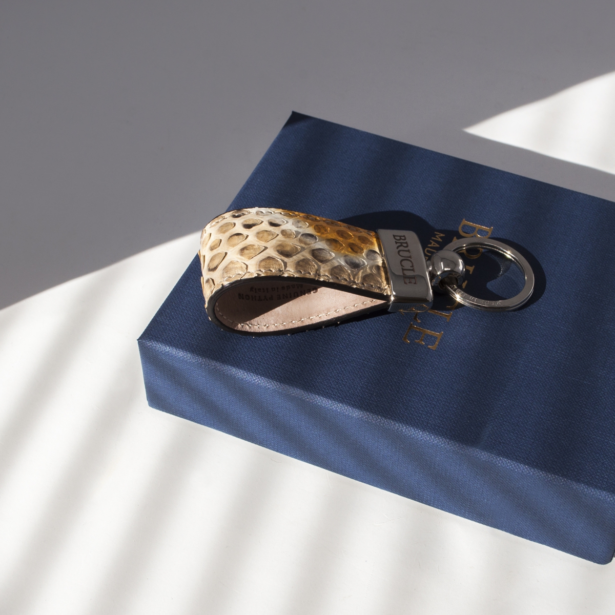 Porte clés multicolore brun en cuir python