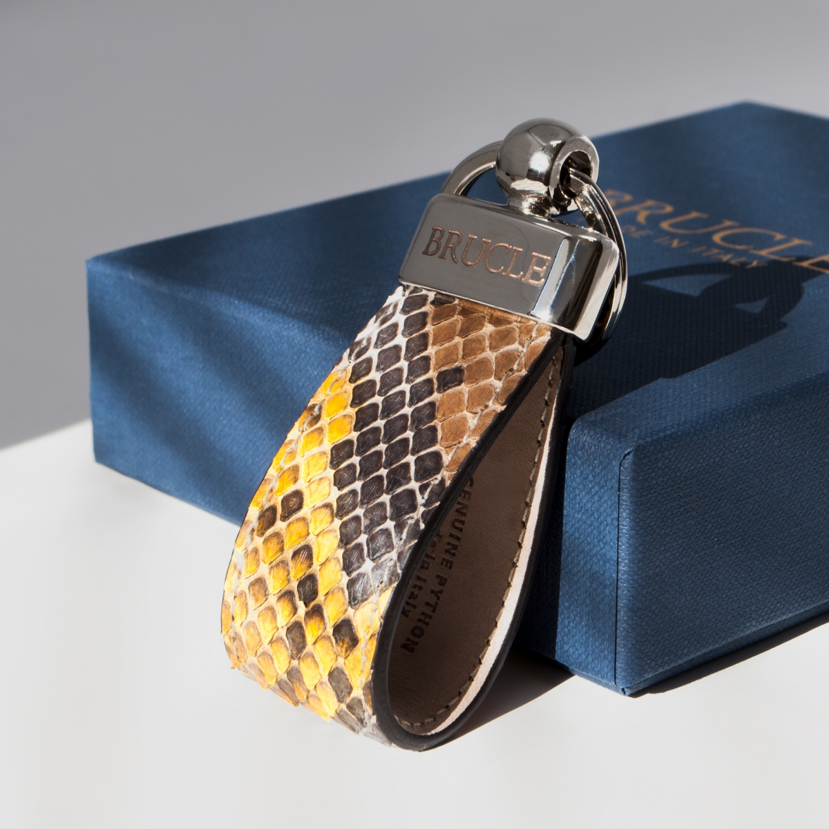 Porte clés multicolore brun en cuir python