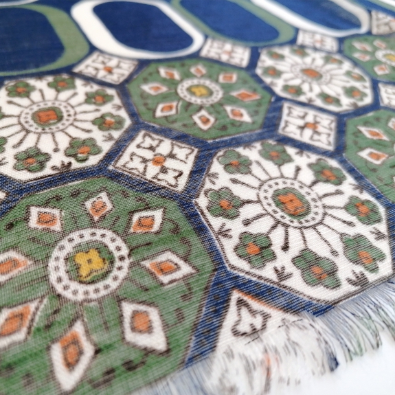 Foulard long en modal, lin et soie, motifs géométriques bleus et verts
