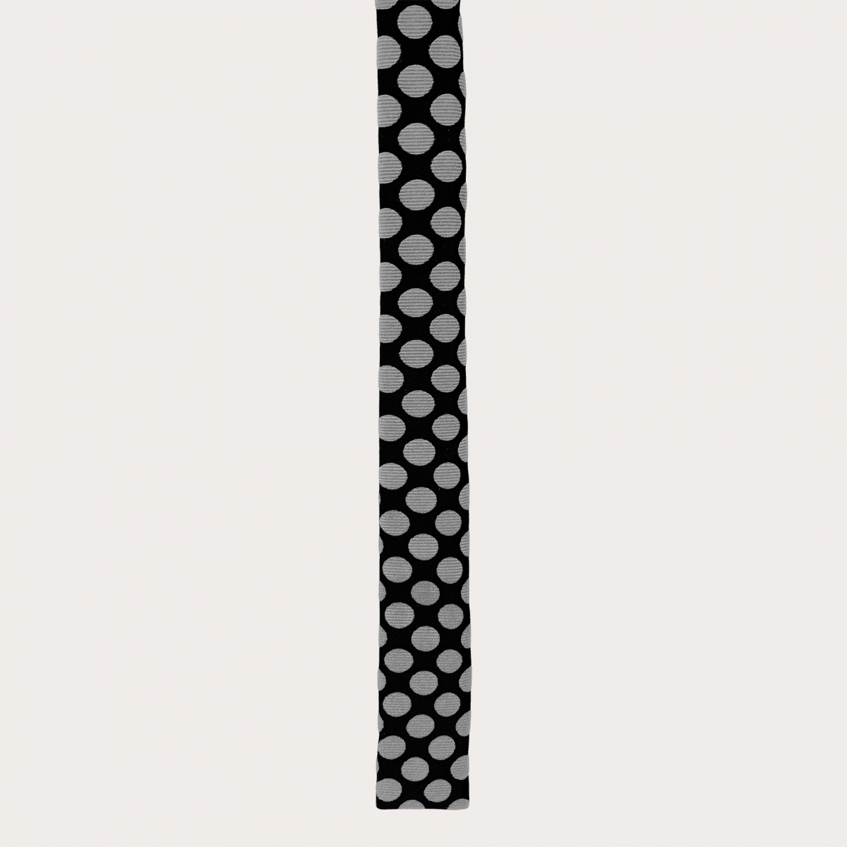 Cravatta sottile in seta con punta quadrata, nero con pois bianchi