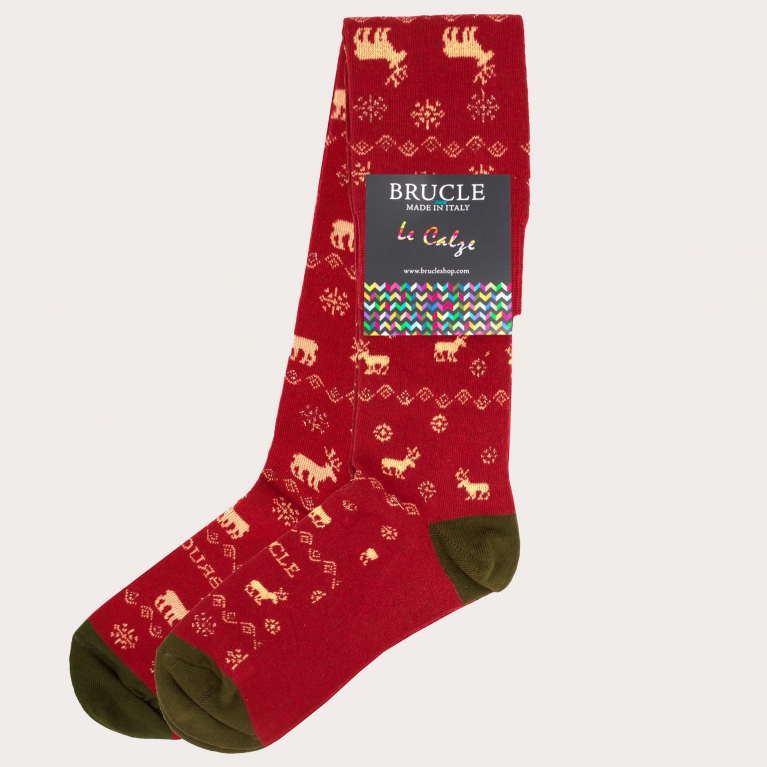 Calcetines navideños rojos desparejados con renos