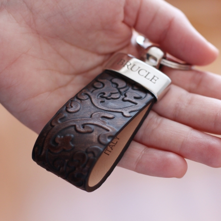 Porte clés brun foncé imprimé motif floral