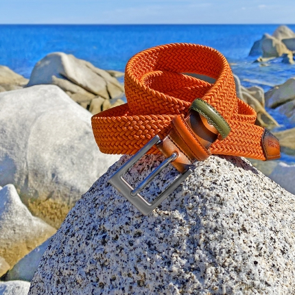 Cinturón elástico trenzado naranja con partes de piel bicolor tamponada a mano