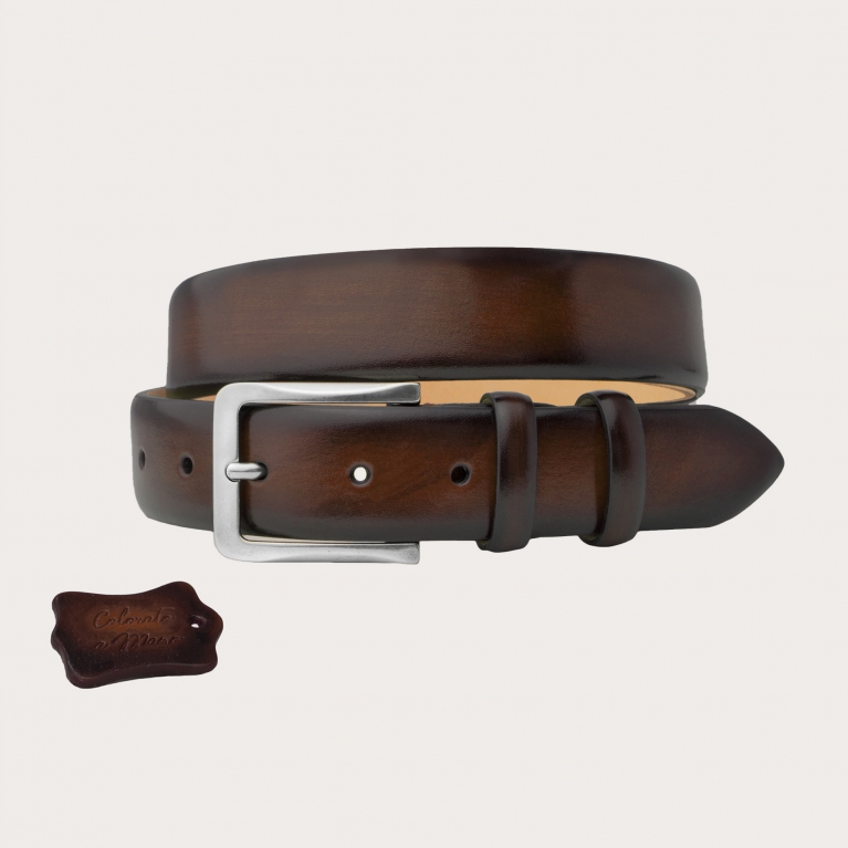 Elegante cinturón clásico en piel pulida y sombreada a mano, marrón