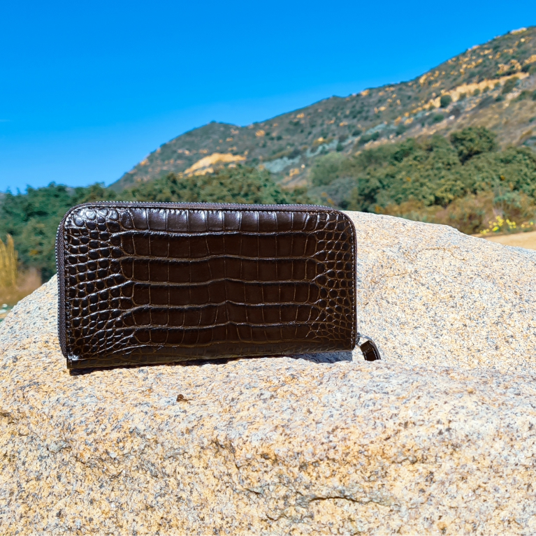 Elegant women's wallet with zip in crocodile print leather, dark brown
