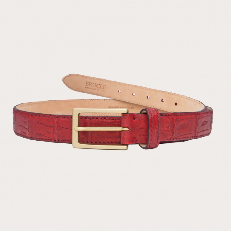 Elegante cinturón nickel free en cola de cocodrilo roja coloreada a mano