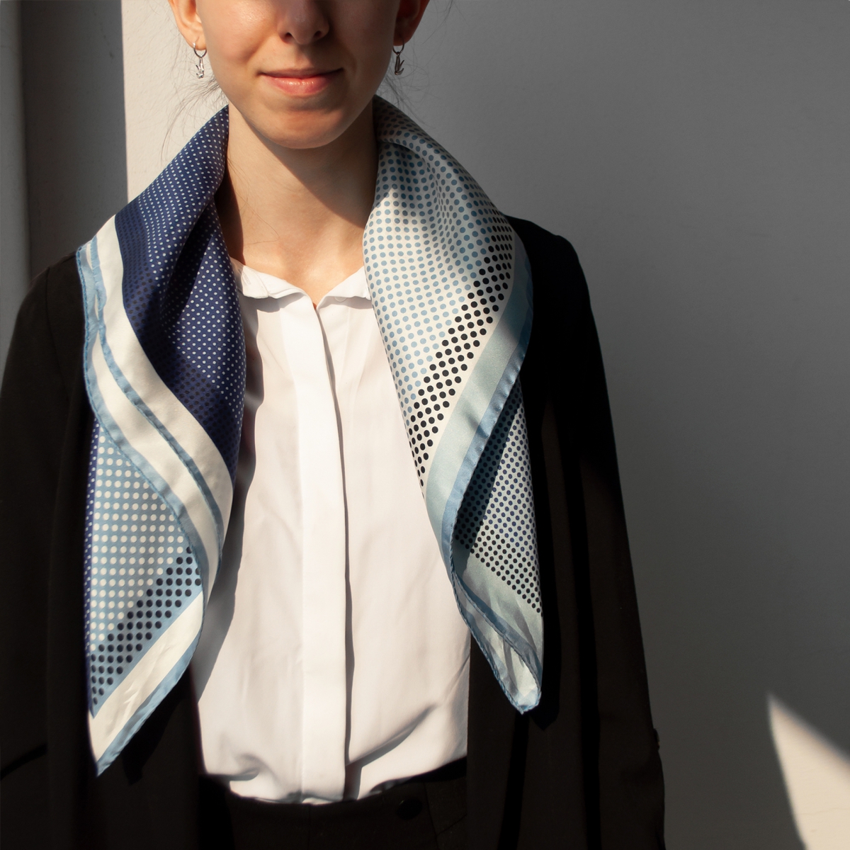 BRUCLE Seidenfoulard, blaues Tupfenmuster