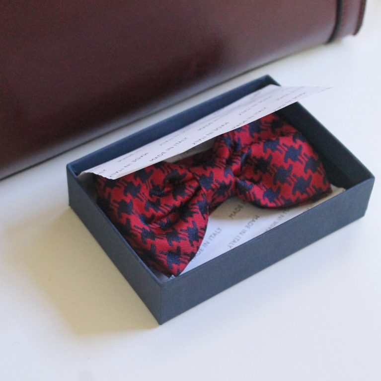 Silk pre-tied bow tie, red pied de poule