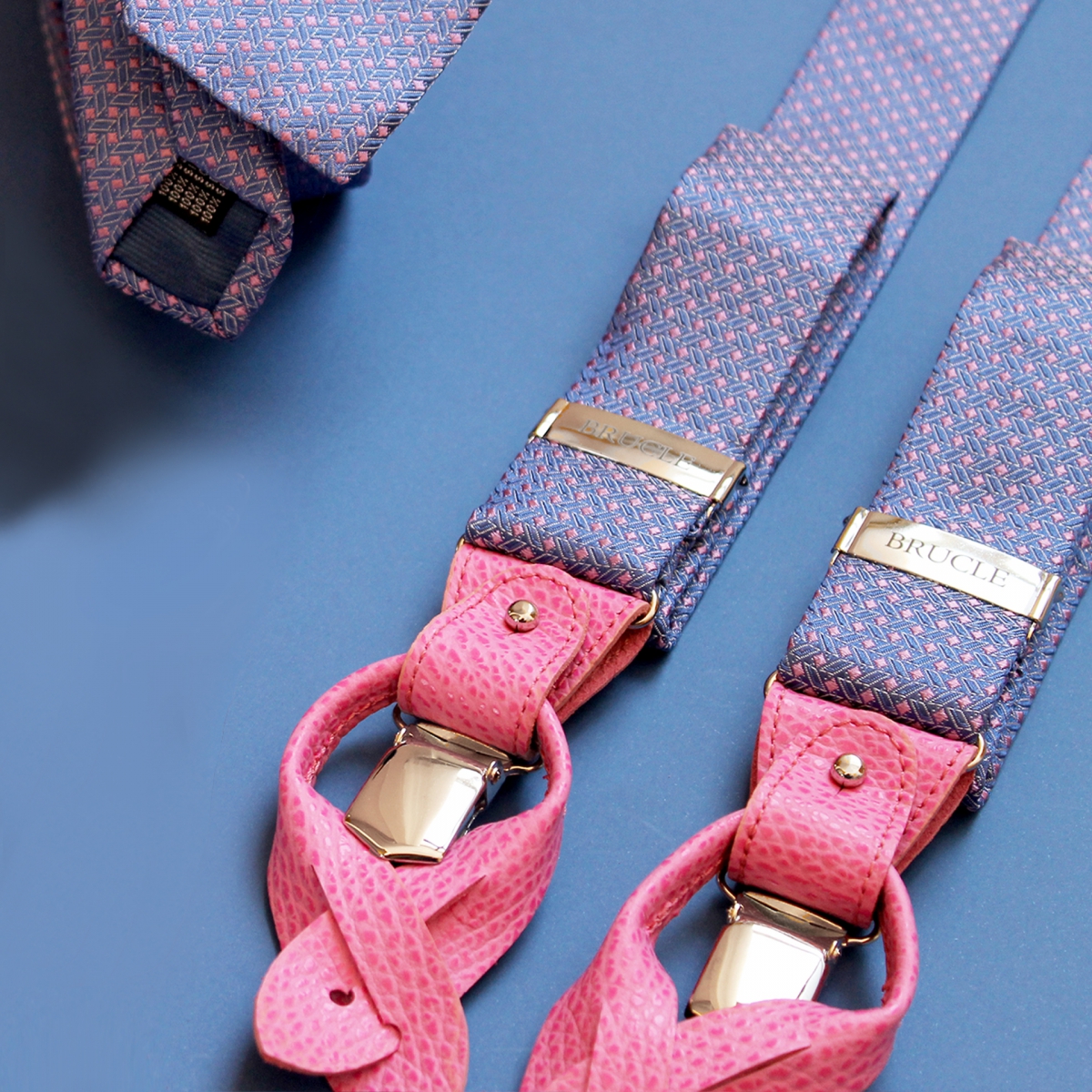 Coordinated braces and tie in silk, pink and blue pattern