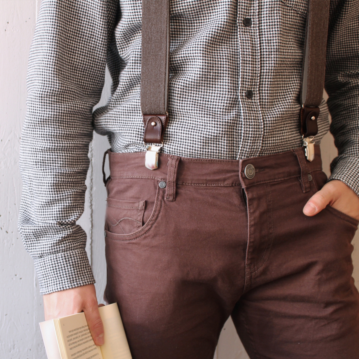 BRUCLE Coordinated set of jeans suspenders and brown jacquard bow tie