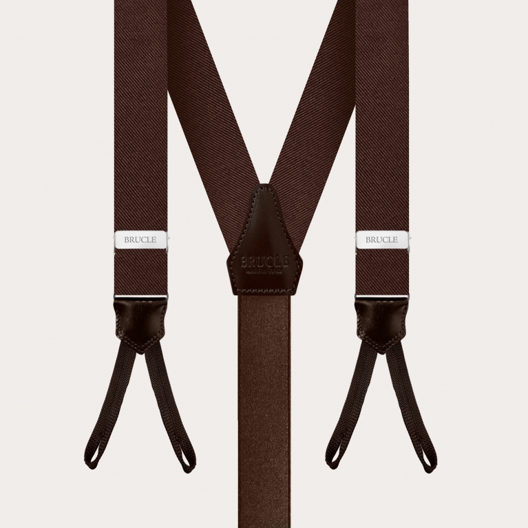 Elégant ensemble de fines bretelles avec boutonnières, cravate et pochette en soie marron