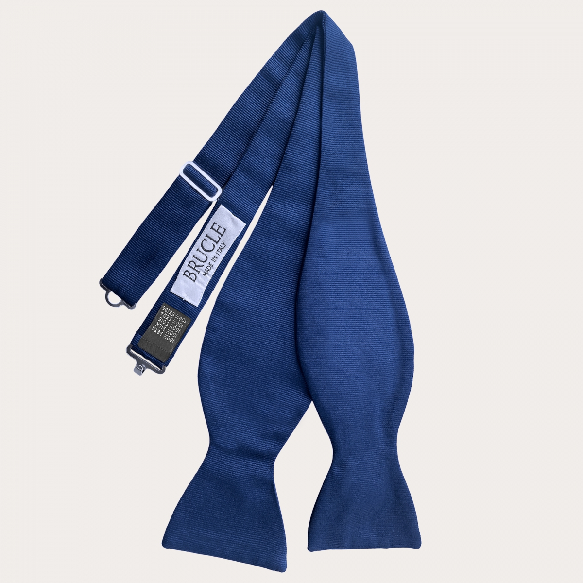 Noeud papillon en soie bleue à nouer