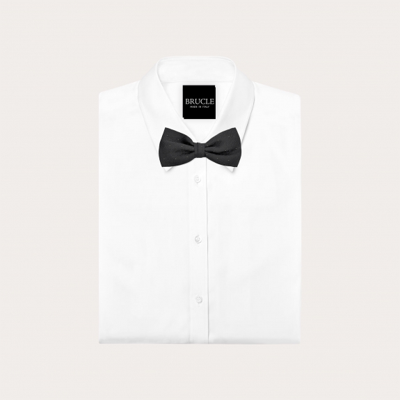 Schwarze Seidenfliege mit Ton-in-Ton-Paisleymuster und goldener Anstecknadel