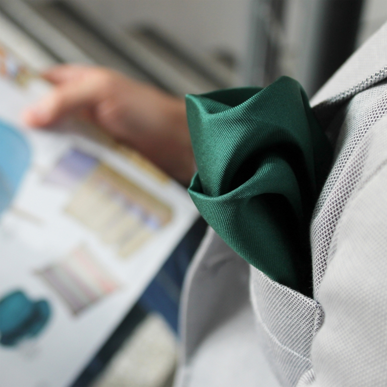 Pochette uomo verde in seta